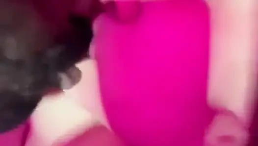 Связал белую девушку с большой шикарной задницей, накормил ее хуй и сосал ее пальцы ног