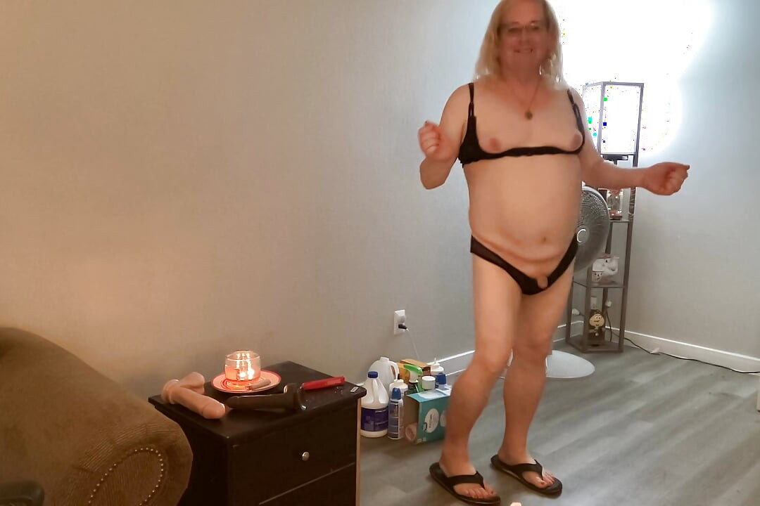Trans milf bailando para su webcam Ella se está divirtiendo y no da un polvo si puede bailar o no lol