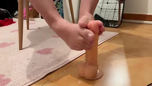 Geiler Domina joi Footjob für Fußsklaven