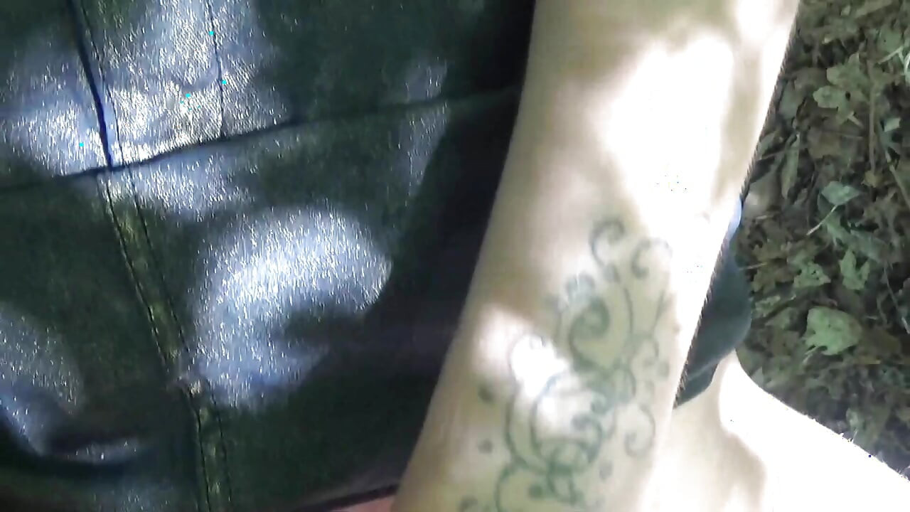 En un caluroso día de verano, Melody Pleasure y Cheffie van al bosque, ¿qué pasará allí?