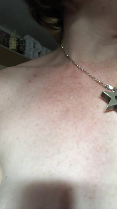 Ngelakuin joget di toilet setelah ngopi bareng temannya yang ketinggalan