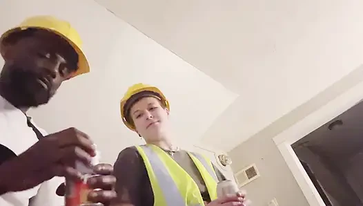 Hengst-lesben beschlossen, zum ersten mal schwanz zu versuchen und fickt ihren kollegen