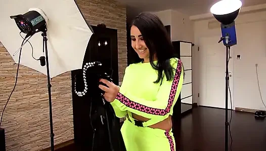 Pantat bahenol pelacur bertato rambut pirang ini dientot habis-habisan sampai dicrot di dalam!