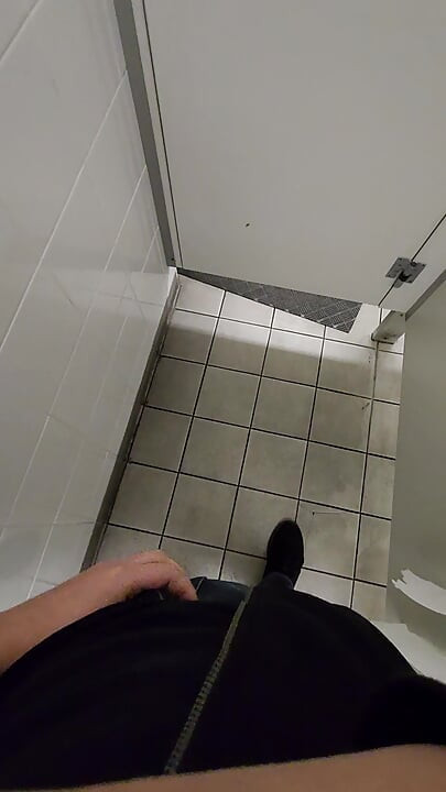 ยิงน้ําแตกในคอกที่เปิดขวาโดยทางเข้า