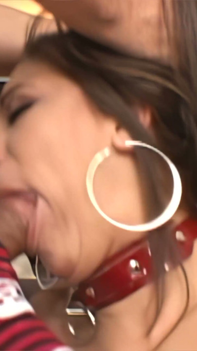 Kira neukt twee jongens met een grote lul, een blanke, een zwarte in een | Clip 3
