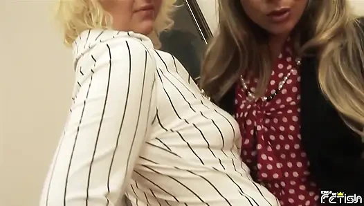 Bos semok memuaskan memek sempit karyawannya dan ngentot memeknya pakai strap-on ukuran raksasa