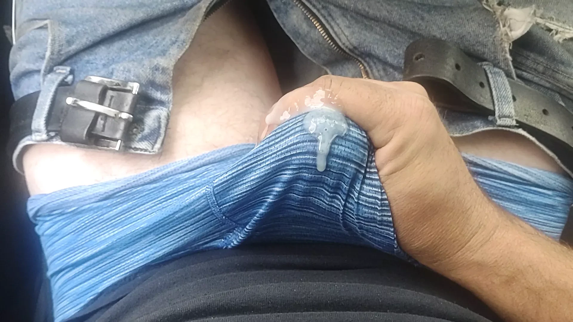 Absolut enorm spermaexplosion i mina shorts medan jag stannade vid rött ljus!