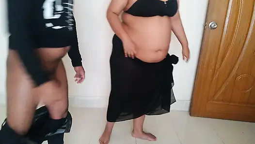 Hintli orta yaşlı seksi ateşli üvey anne komşusu tarafından sikiliyor