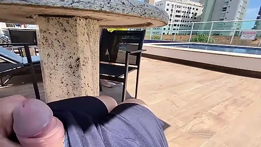 Orta yaşlı seksi kadın havuzda boşalmama yardım ediyor