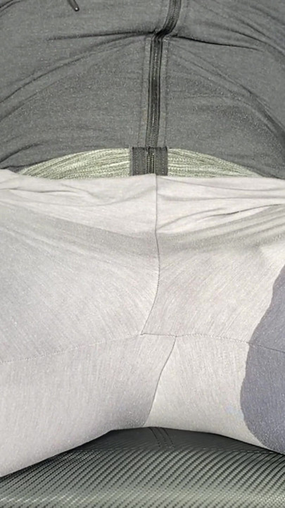 Gri eşofmanlı eller serbest döl | Klip 1