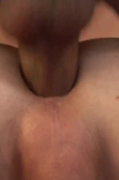 英俊的家伙在床上被两个饥渴的男人操了嘴巴和菊花