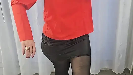 Ich Ziehe Meinen Lederrock Und Meine Strumpfhose Aus, Um Dir Meinen Großen Hintern Zu Zeigen