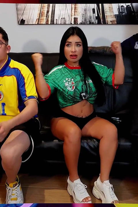 Anugerah Puskas kepada Kawan Baik Saya Selepas Menjadi Cuckold Terbaik Tahun Ini. Saya mengongkek teman wanitanya semasa kami menonton bola sepak