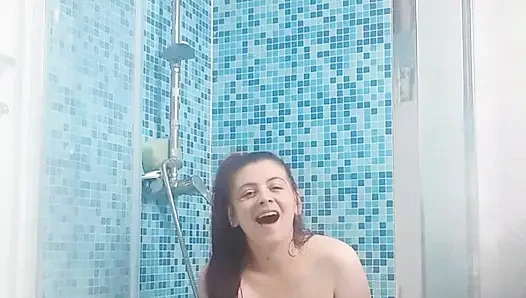Duşta mastürbasyon yapıyor