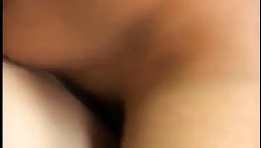Junge hure strippt, bevor sie tiefe penetration und gesichtsbesamung im wohnzimmer nimmt