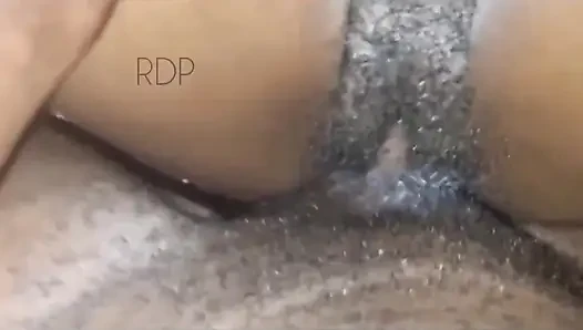 Benden üvey kız odamda suyunu ıslak damlayan amını sikmemi isteyen muz kız