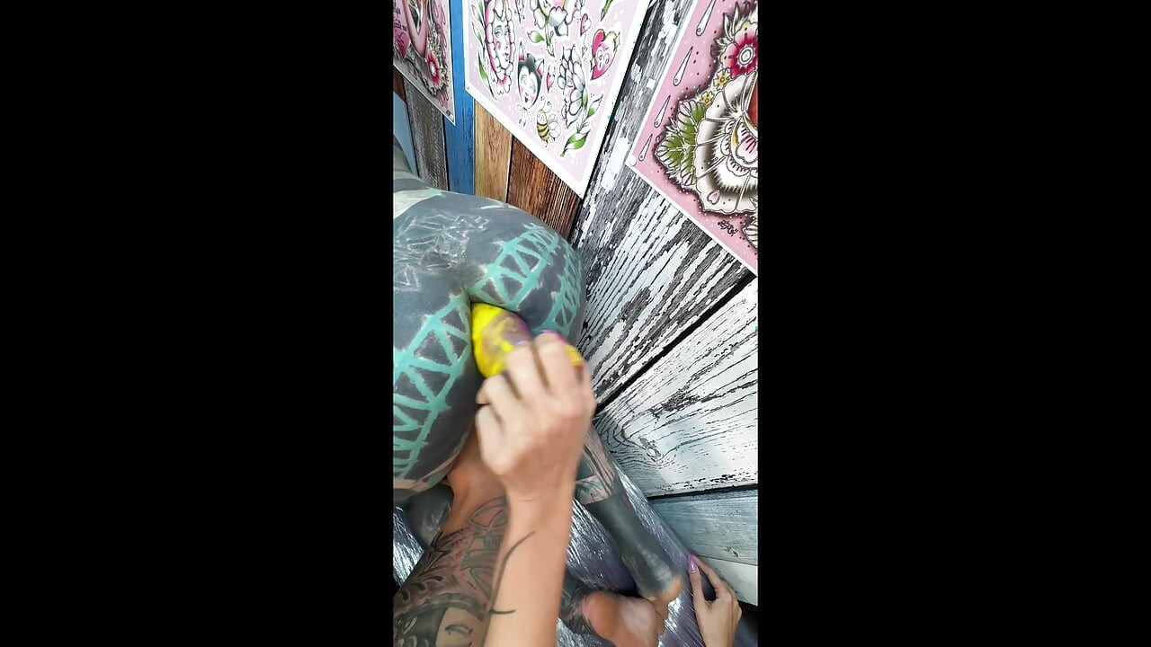 Tattoo Session Gone Filthy - Pierced Pussy Licking og Anal Play