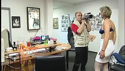 Зрелую блондинку трахают раком на кастинге