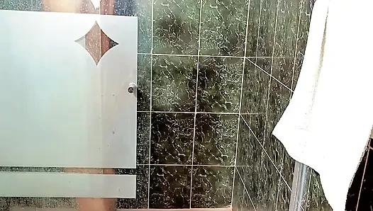 Видя тебя в душе, делает мою киску влажной и заставляет меня захотеть трахнуть тебя. только если твоя жена об этом не узнает. Чёрт побери!