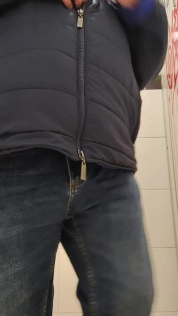 Pissing #011