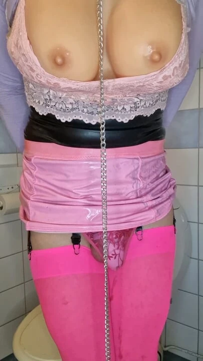 Maricas Juliette em castidade com seu novo brinquedo recebe vários maricas para o papai