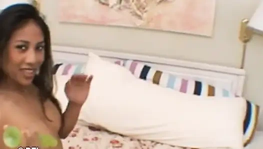 Симпатичная азиатка мастурбирует дилдо