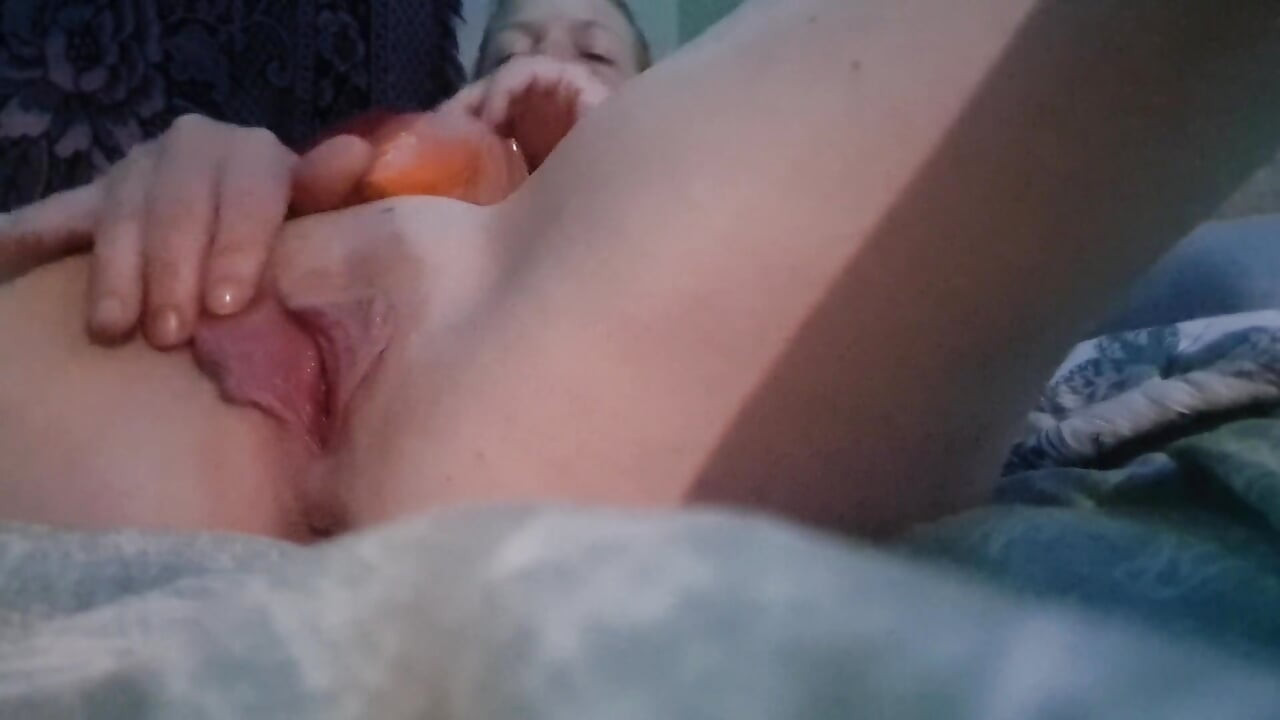 น้ําแตกดูสิ่งที่น่ารังเกียจที่ฉันทํากับแครอทใหญ่นี้