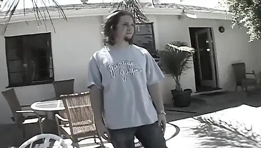 Seksi hatun büyük bir yarak sıkı amcığını ittikten sonra döl yiyor