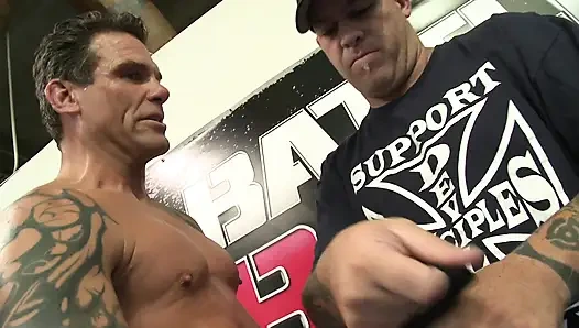 Pelacur pirang mengikat kakinya untuk dong besar