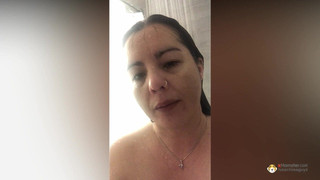 Getatoeëerde milf masturbeert onder de douche