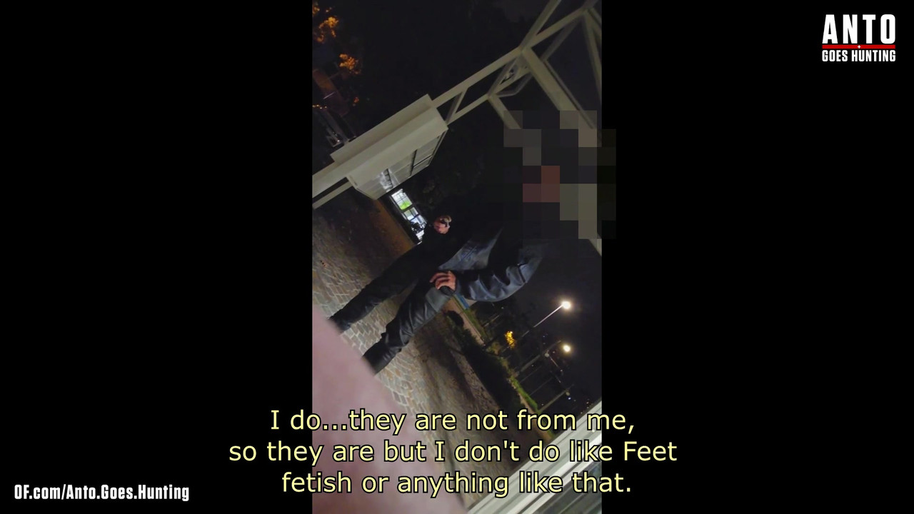 另一个保安走近并说服