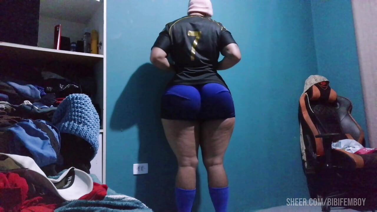 A curvy tranny with a big ass and a feminine body.