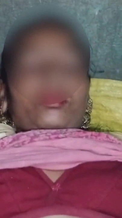 Desi byflicka öppnade sin salwar kostym och satte in penis och kuk i hennes fitta tillsammans och knullade henne ... | Klipp 1