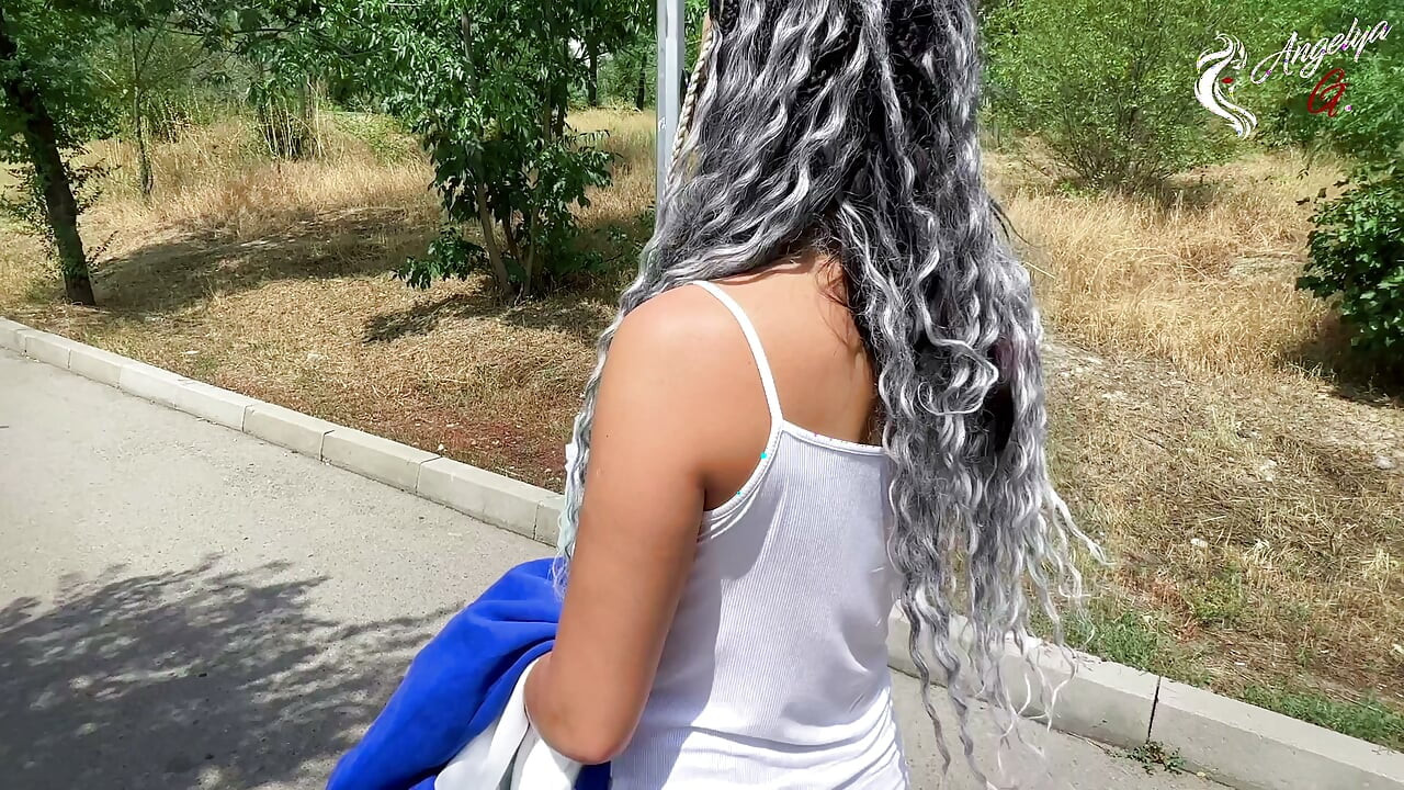 Acquaintance on street and fucked in home - She let herself get fucked for a bouquet of flowers.