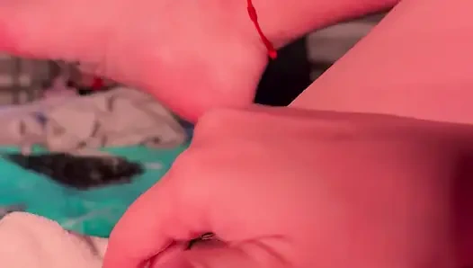 Üniversiteden eve geldiğimde ve mastürbasyon yapmaya başladığımda vajinam gerçekten ıslanıyor.