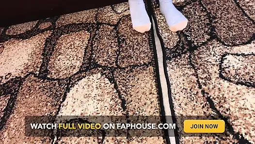 Фут-фетиш с кроссовками, носок и босые ступни / Sfw