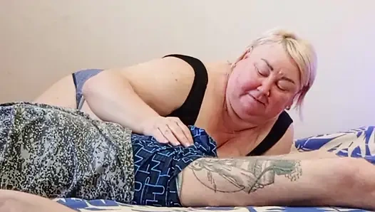 Ibu tiriku nyepong kontolku sampai aku crot di mulutnya sampai aku crot banyak banget