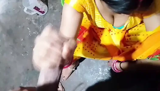 Sister-in-law in the kitchen, sister-in-law took out the water of the brother-in-law's land, showing big boobs with her hands Hindi audio.