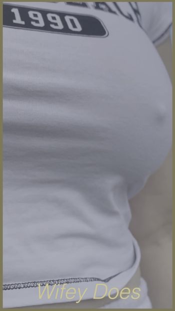 Женушка без лифчика в белой рубашке с идеальными сиськами