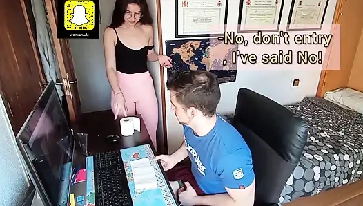 Тинка застукала своего бойфренда за просмотром порно и начала трахаться