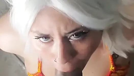 18 yaşındaki fahişe şişman bir yarak emmeyi seviyor