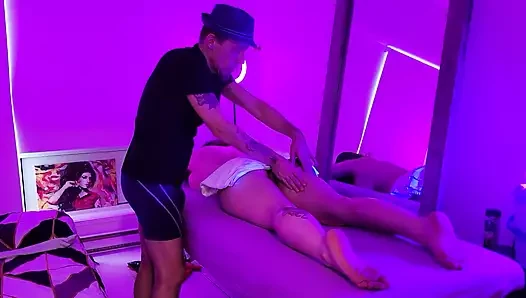 Damon Julia Sky'a tantrik masaj yapıyor