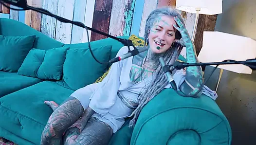 P hakkında konuşuyorum - tutku - asmr podcast sfw konuşuyor gotik sıska kız dreadlocks dövmeli model dövmeli kız