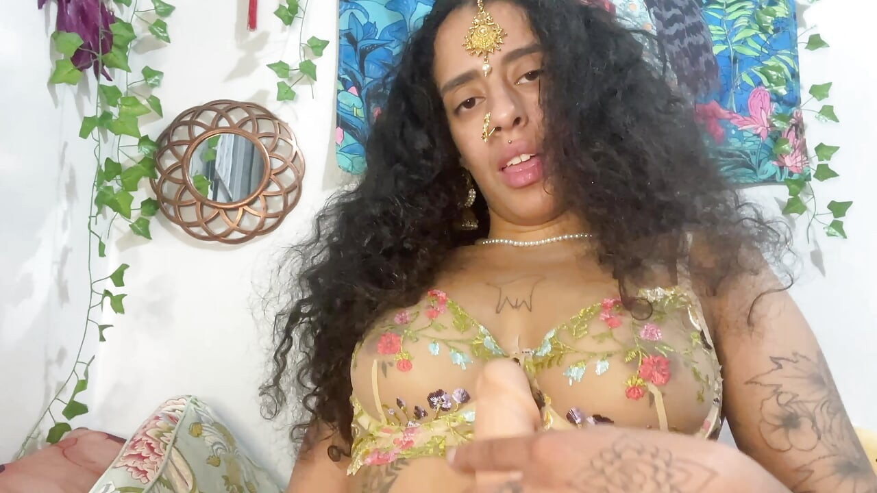 Dewi berjembut menyepong dildo besar