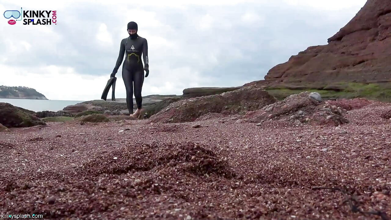 Велетень у мокрому костюмі знаходить крихітну іграшку, щоб дражнити