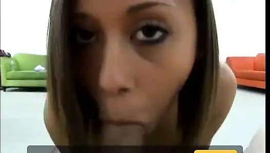 Wanita cantik dengan kawat gigi lepas baju dan nyepong kontol