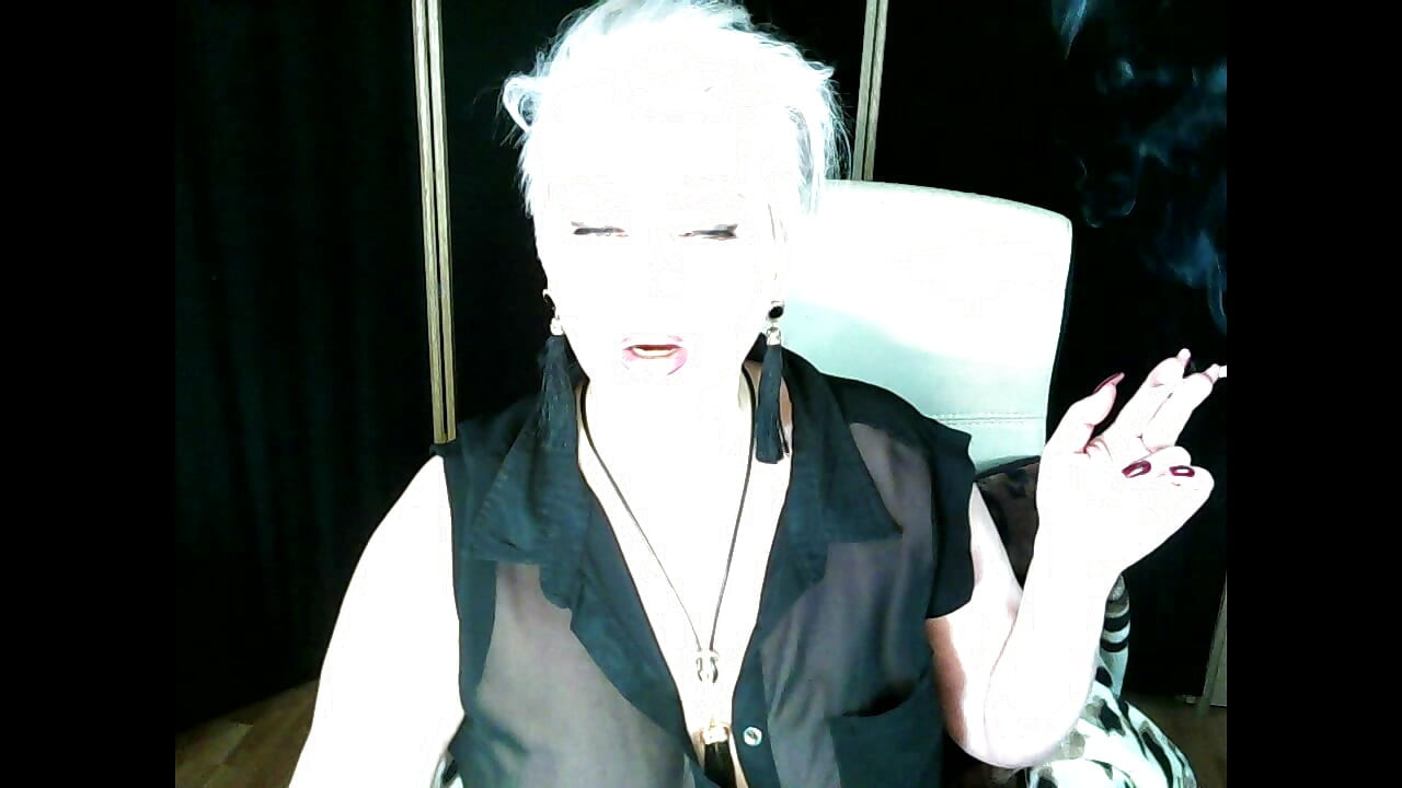 A mature whore, a webcam model, sucks her husband’s dick after private sessions with strangers.!. (3)