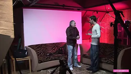 Tante seksi dengan memek berbulu di-gangbang habis-habisan sampai mengerang keenakan