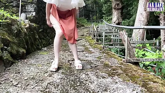 Wet-mark wander, während sie einen frechen schimmernden trail hinterlässt, wo immer sie sich entblößt, 1. Hälfte