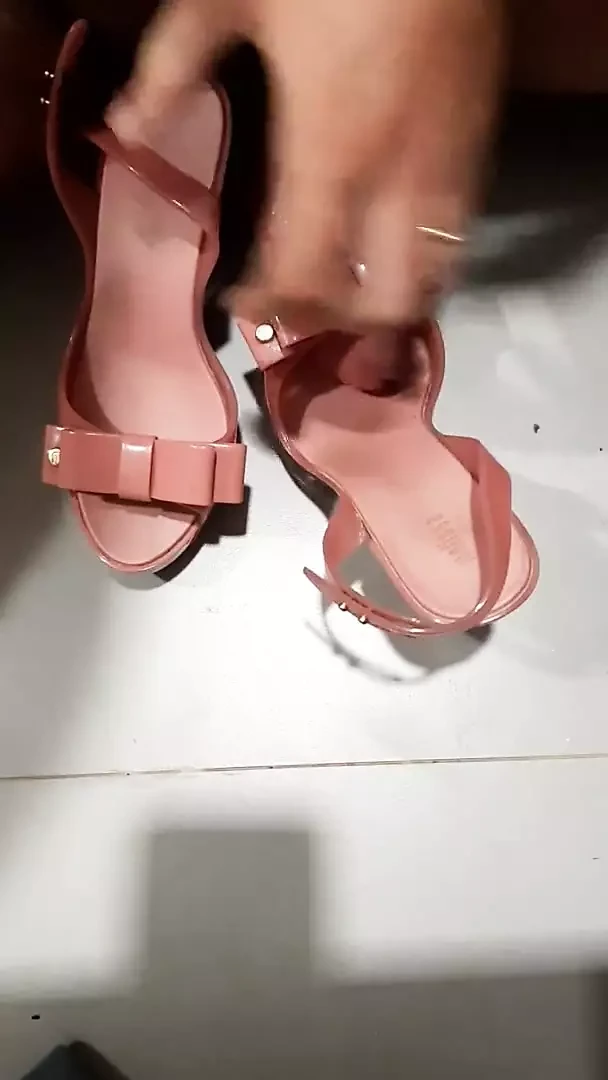 射在粉红色的梅丽莎高跟鞋